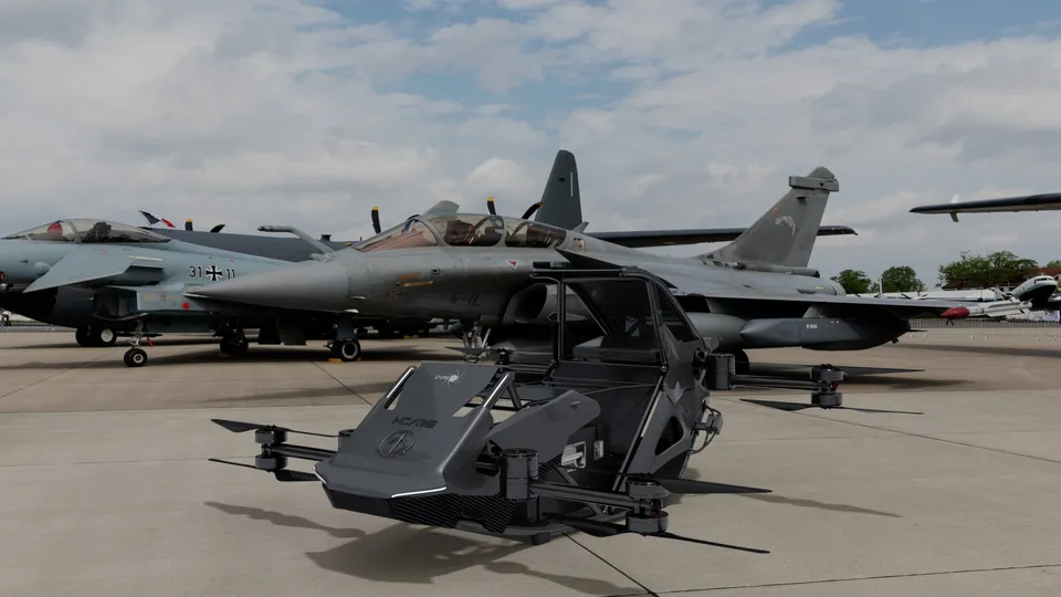 Le drone I-CARE sur un aérodrome militaire devant des avions de chasse