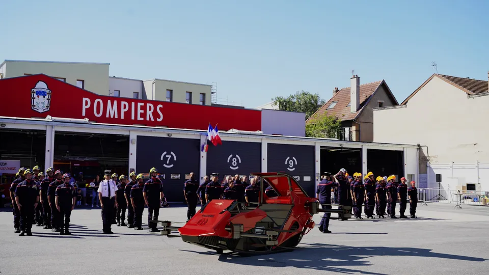 Le drone I-CARE présenté devant une caserne de sapeurs-pompiers